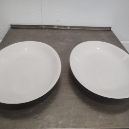 2 grands plats en porcelaine